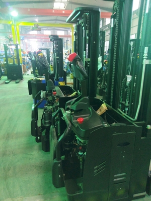 940/960 Kg Sturdy 1600/2000 Kg Capacity Electric Straddle Stacker Lift For Heavy Duty Handling